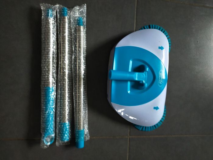 Balai ramasse miettes avec reservoir