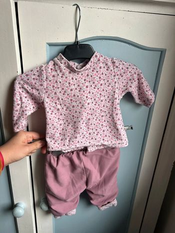 Ensemble bébé fille , 1 mois , les bébés sont comme ça