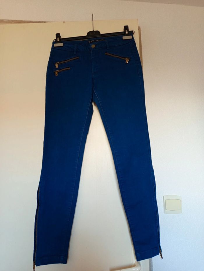 Jean bleu Zara basic en taille M avec trois petites tirettes pour une touche original