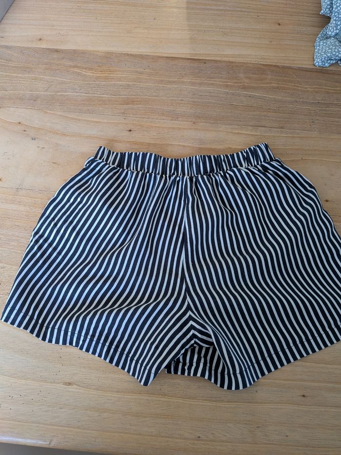 Short été rayé noir et blanc 10 ans - photo numéro 5