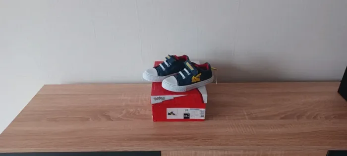 Baskets à scratch garçon, motif pikachu, taille 25, neuves jamais portées.