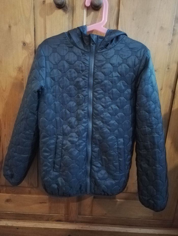 Blouson matelassé léger à capuche bleu marine
