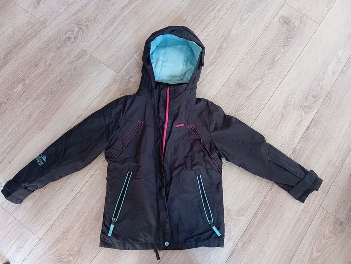 Veste de ski noir, rose et bleu en 8 ans. Très bon état  Wedze