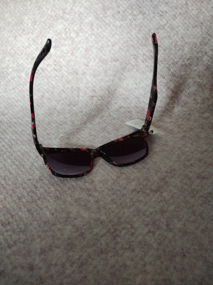 Superbe paire de lunettes de soleil  Jennyfer uv 400 - photo numéro 5