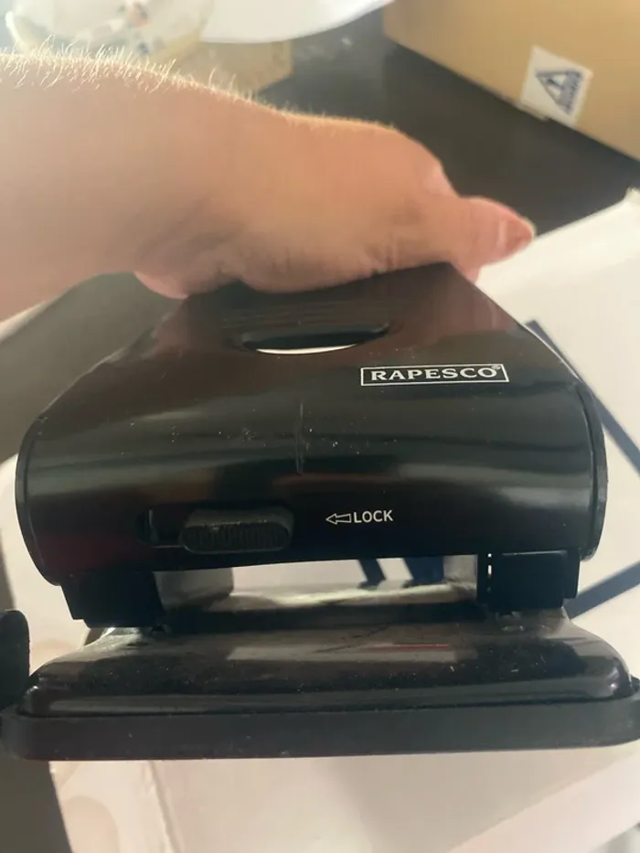 Perforeuse papiers demi pro