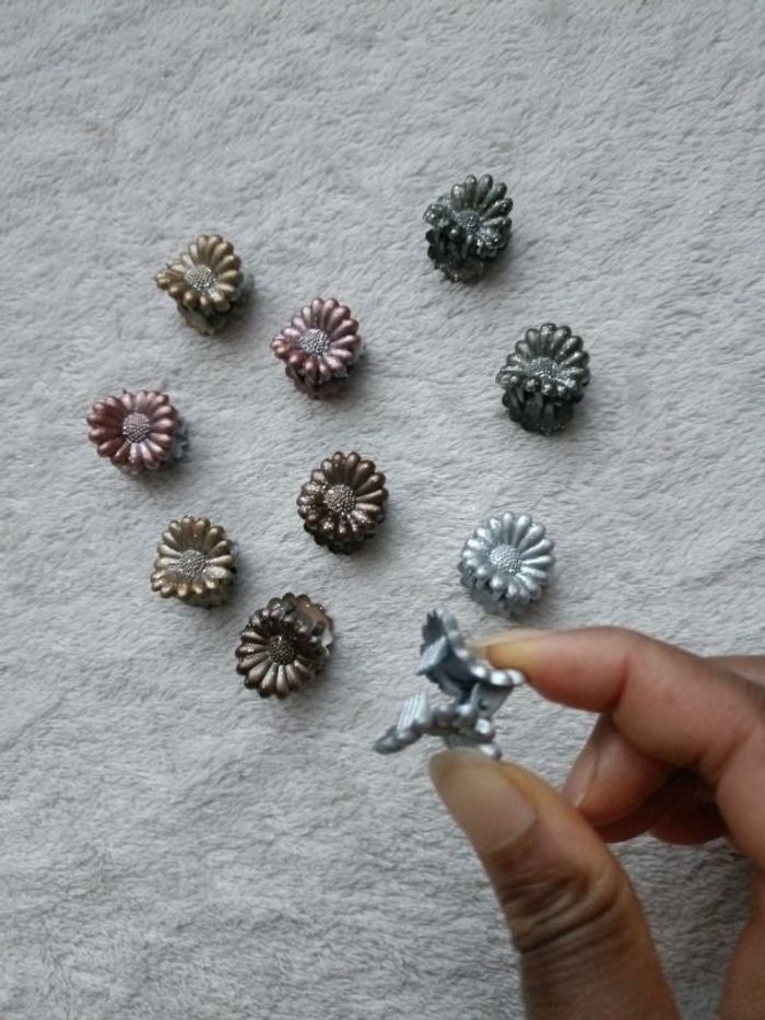 Lot de 10 barettes fleurs et une trousse animaux de la ferme