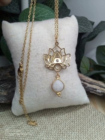 Collier lotus et pierre de lune sertie à l'orientale