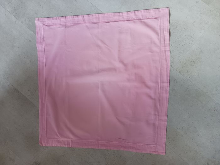 Taie d'oreiller rose foncé carrée 69 X 69 cm