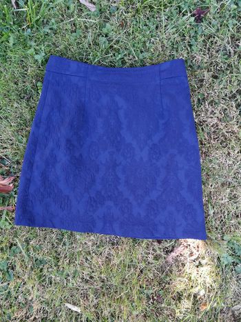 Jupe courte bleu marine avec les motifs Zara