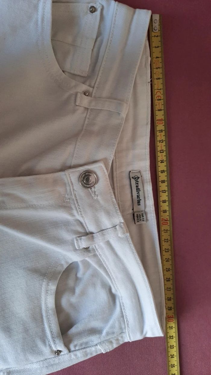 Jean troué Stradivarius taille 32 - photo numéro 3