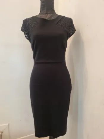 Petite robe noire cintrée à zip avec dentelle sur les épaules. Femme. Taille M. Zara. TBE