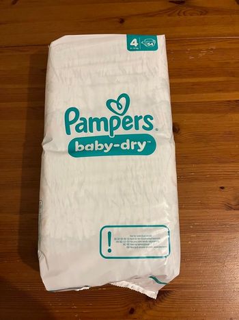 1 paquet de 54 couches Pampers taille 4 neuf 