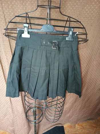Superble jupe noir c et a excellent état taille 10ans