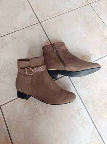Bottines à talon femme en daim couleur taupe avec détails dorés
