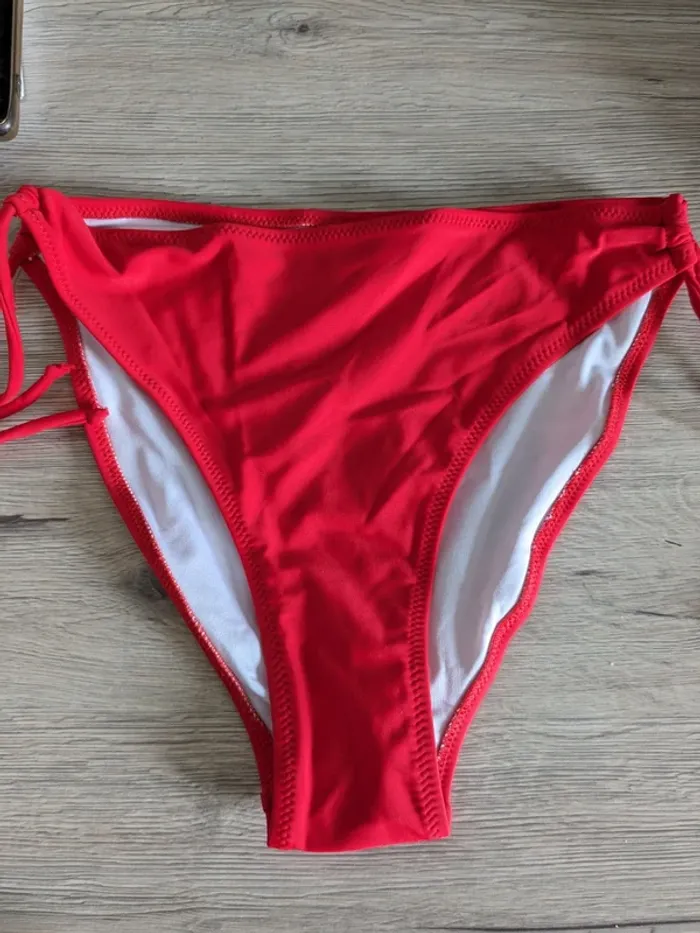 Bain de maillot de bain rouge neuf