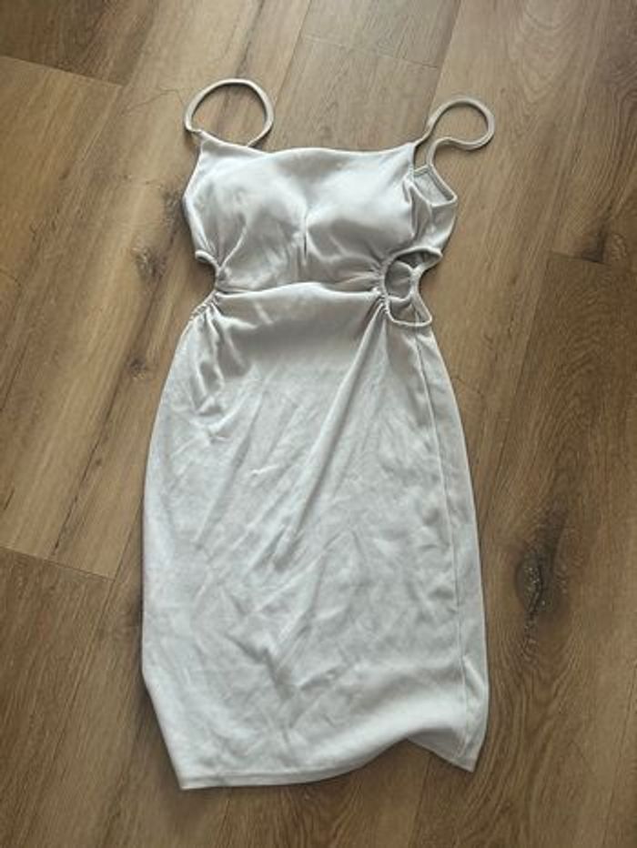 Robe beige avec ouverture sur côté 🌞 - photo numéro 3