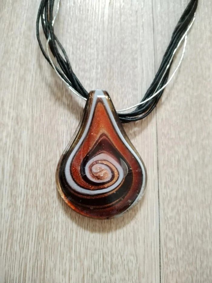 Collier avec pendentif en verre (ou similaire) - photo numéro 2