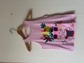 Tee-shirt sans manche motif festif et coloré dos ajouré