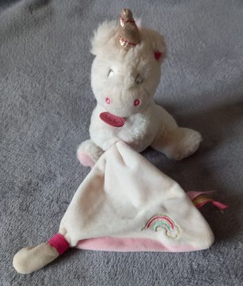 Doudou peluche licorne blanche avec mouchoir arc en ciel  Baby nat
