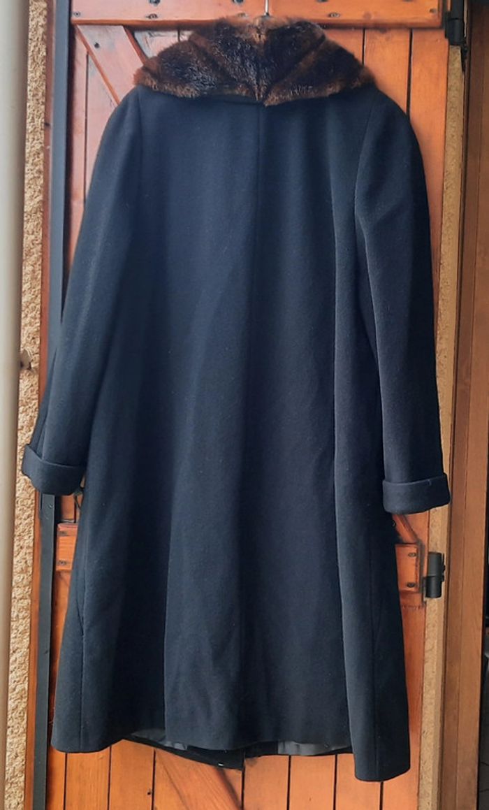 Manteau noir avec de la fausse fourrure, taille 42 - photo numéro 3