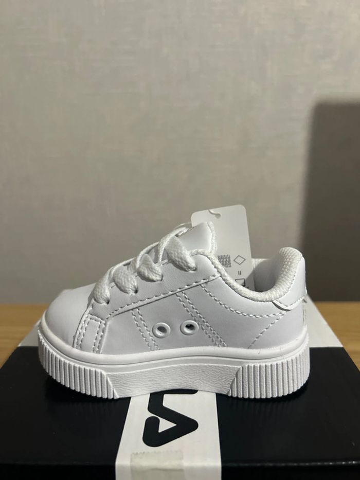 Baskets blanche bébé vernies Fila Panache semelles dure 19 - photo numéro 3