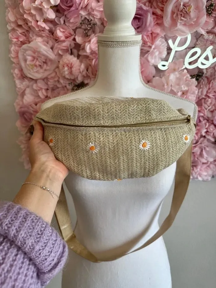 Banane beige brodée de fleurs pâquerettes neuve - photo numéro 2