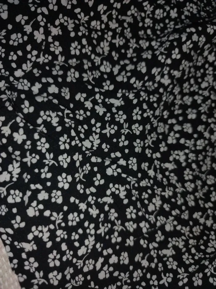 Haut fluide noir fleuri blanc gemo 12 ans épaules dénudées - photo numéro 3