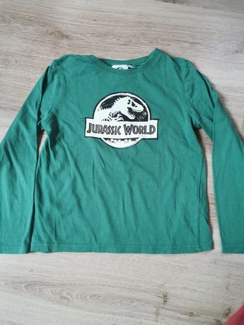 Haut vert de pyjama dinosaures