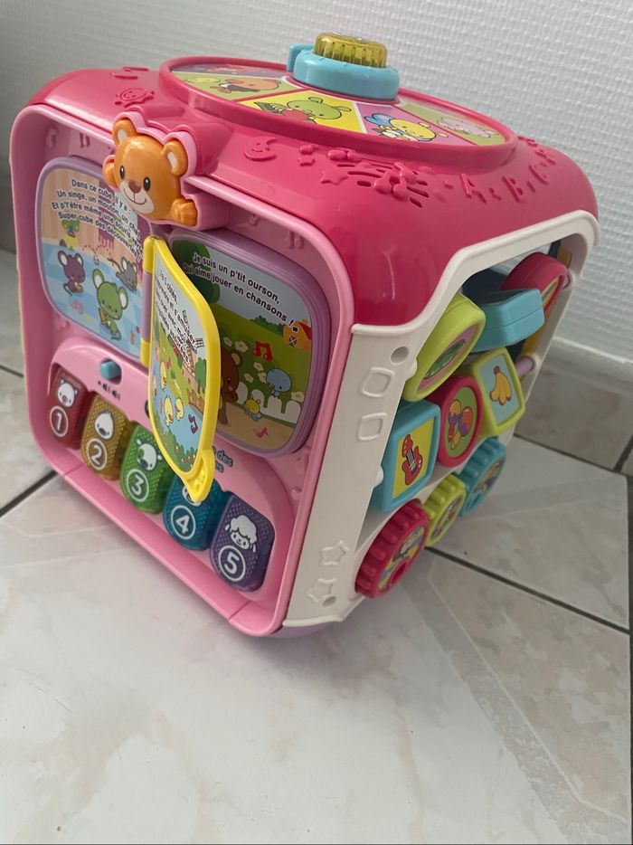 Gros cube d’éveil interactif