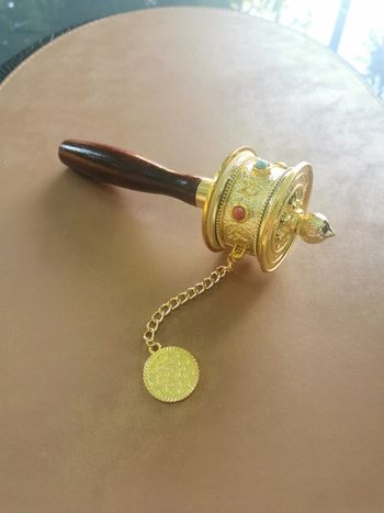 Roue de prière tibétaine rotative