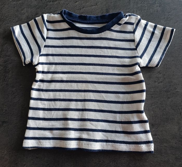 T-shirt manches courtes à rayures
Taille 18-24 mois