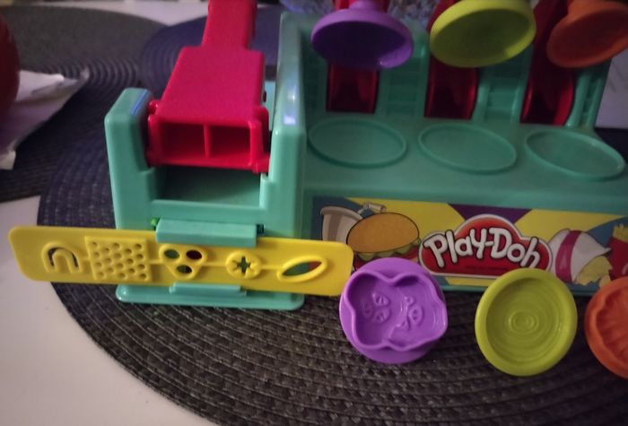 Lot Machine à burgers pâtes à modeler "Hasbro Play doh" + moules animaux et formes différentes comme neuf - photo numéro 2