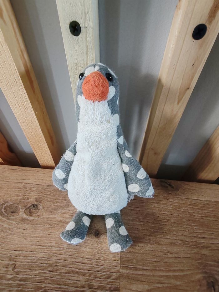 Pingouin jellycat blanc et gris a pois