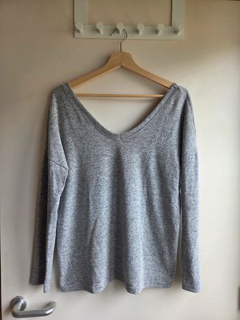 Pull gris col V avec boutons décoratifs dans le dos pimkie - taille s