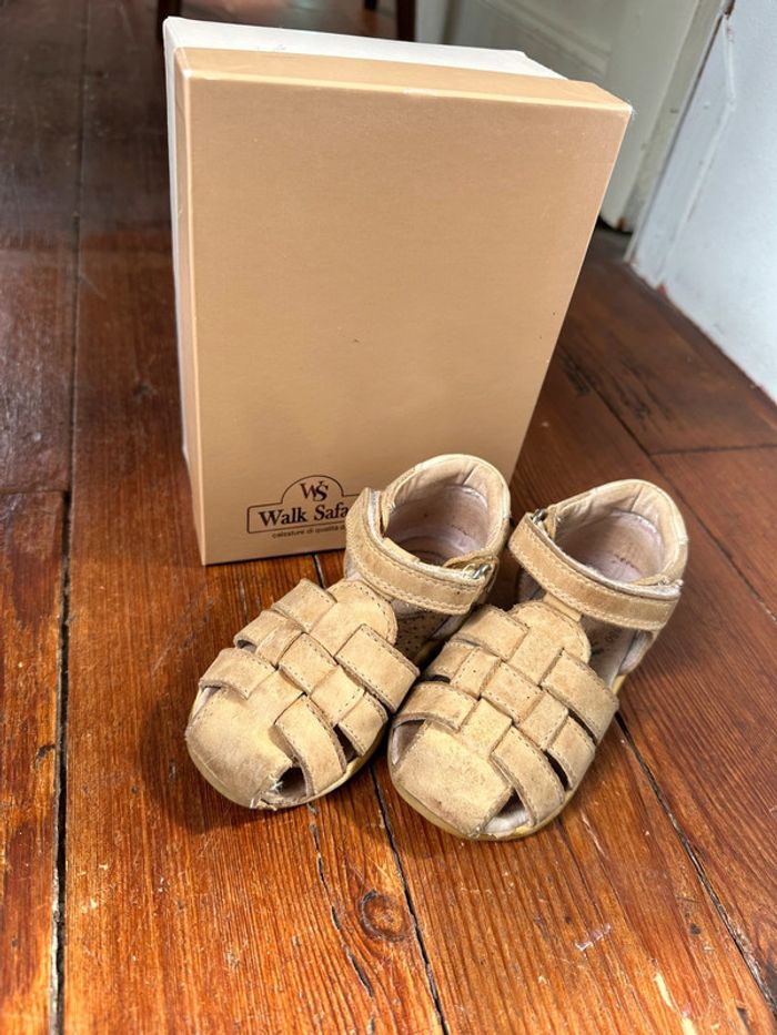 Sandales beiges en cuir T 21