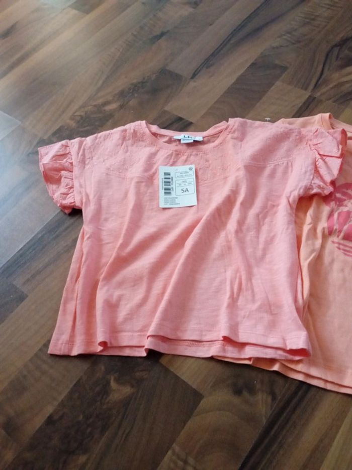 Lot 2 t-shirts neufs 5 ans - photo numéro 2