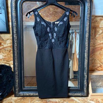 Robe habillée avec ornement de perles sur décolleté