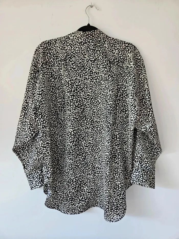 Chemise satinée à motifs noirs et blanc Mango taille 38 / M - photo numéro 5