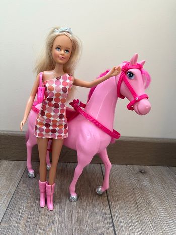 Poupée type barbie et son cheval