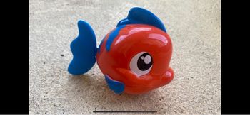 Poisson nageur rouge et bleu à remonter