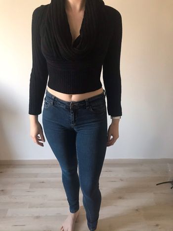 Pull noir court de corps croptop