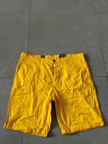 Short Jaune Hero Seven 36, très bon état 48x50cm
