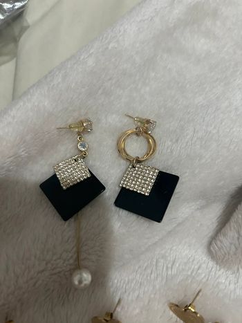 Boucles dépareillées dorées neuves