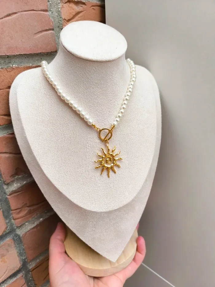 Collier en perles blanches et soleil doré - photo numéro 3