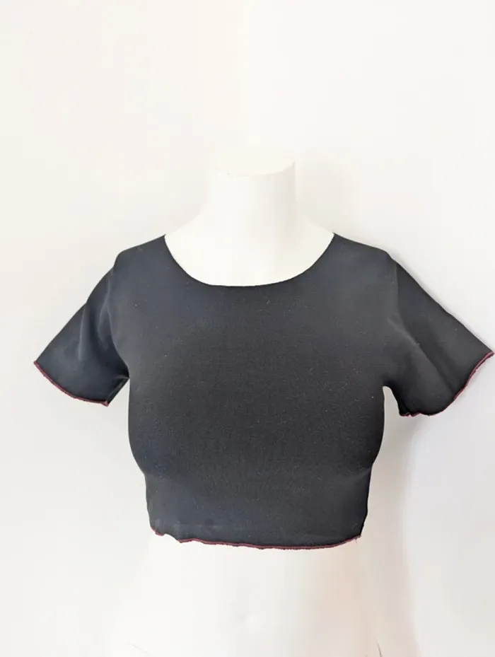 Crop top noir manches courtes finition Bordeaux taille S. 36 - photo numéro 3