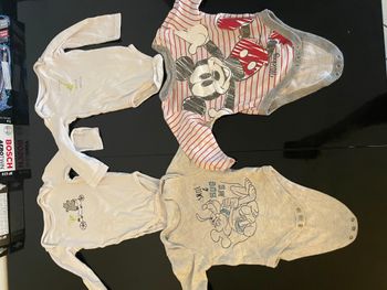 Lot de 4 bodies 9mois