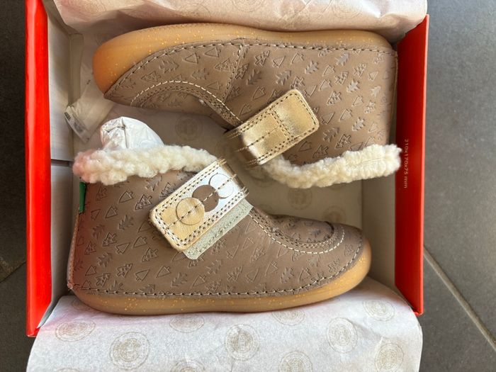 Bottillons fourrés scratch couleur taupe semelles très souples