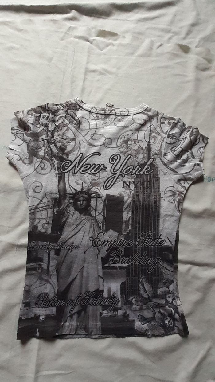 Tee-shirt blanc et gris avec strass motif New York