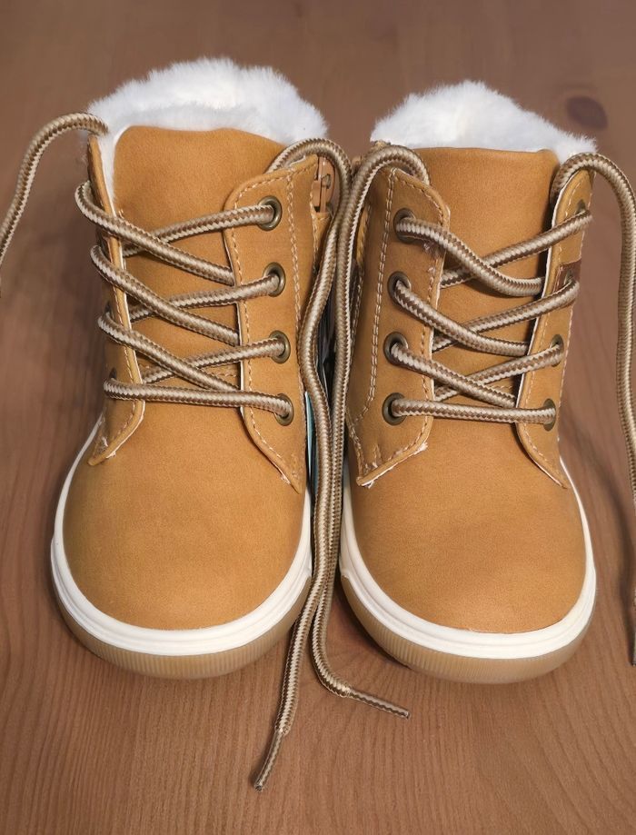 😍😍💙💙NEUVES  (non portées) 🤎🤎💥💥 superbes bottines fourrées garçon pointure 24🤎🤎💙💙 - photo numéro 2
