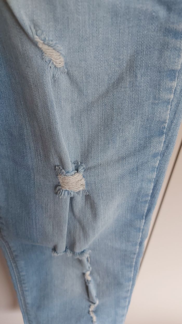Jeans troué - photo numéro 2